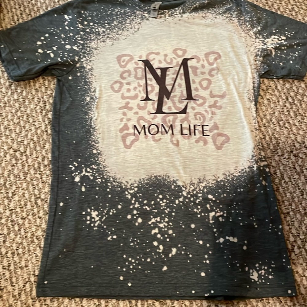 Custom made tee “mom life”